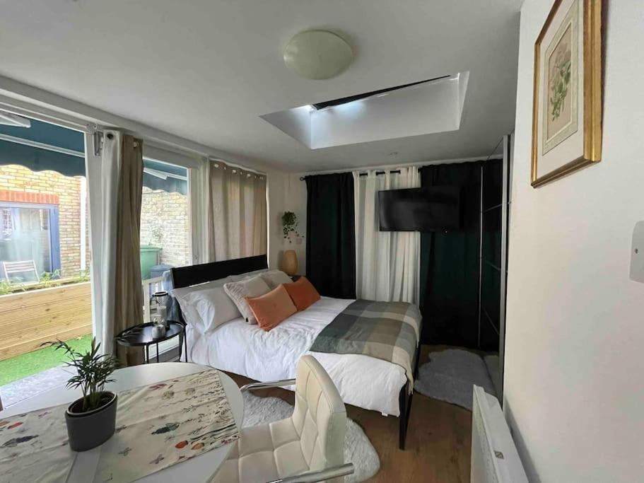 Cosy On The Thames